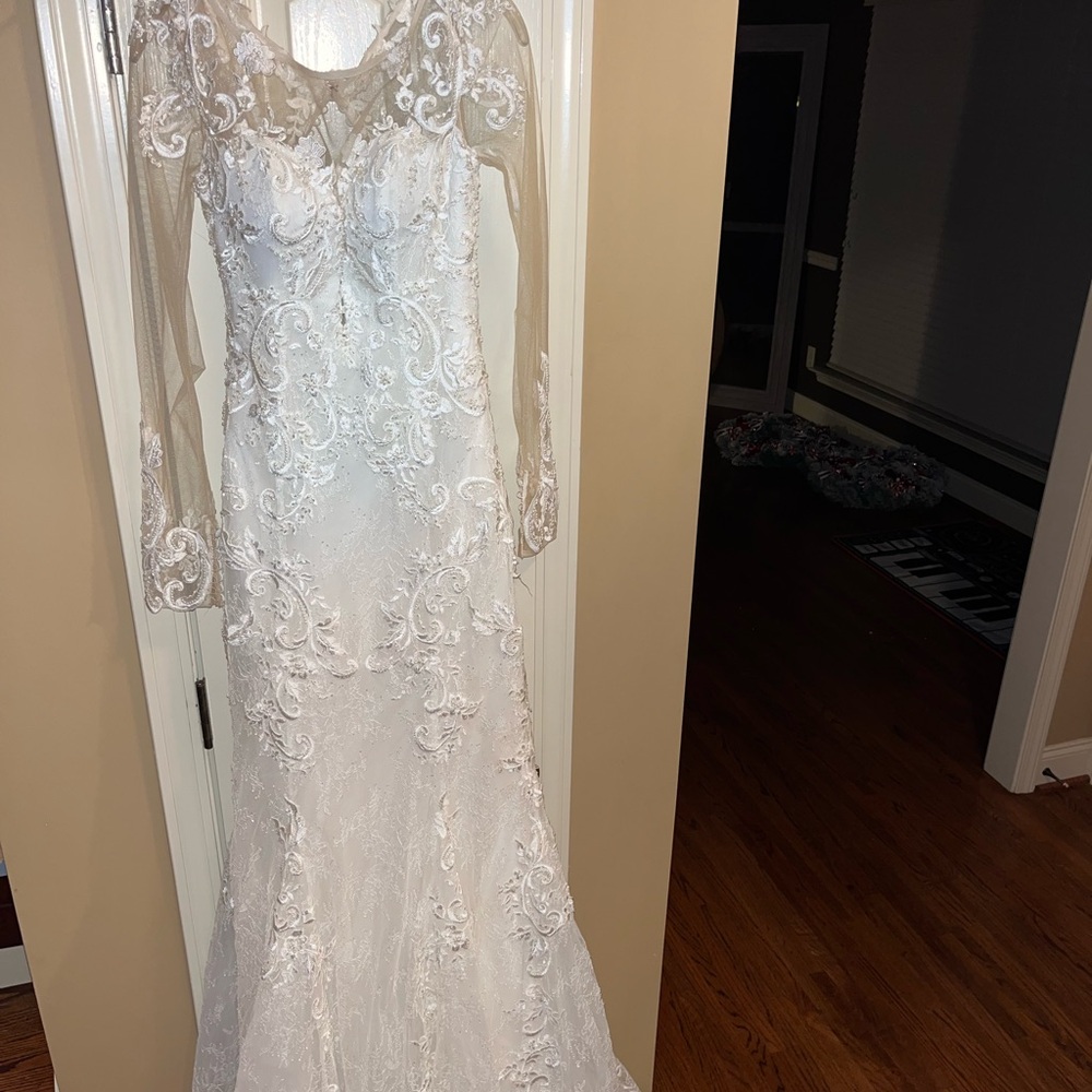Beautiful wedding dress! Size 6! Stunning details!